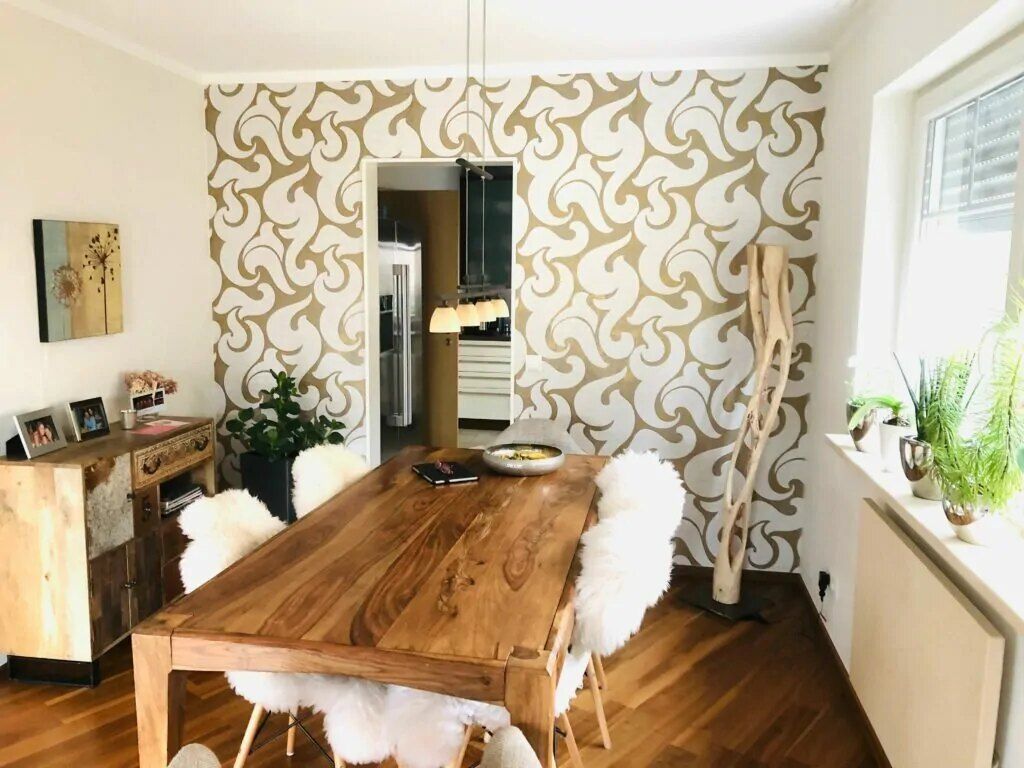 Esszimmer mit gemusterter Wand