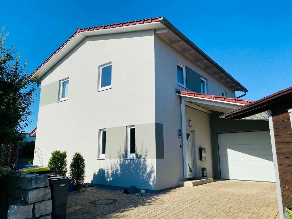 Dasselbe Einfamilienhaus von der Seite mit Garage