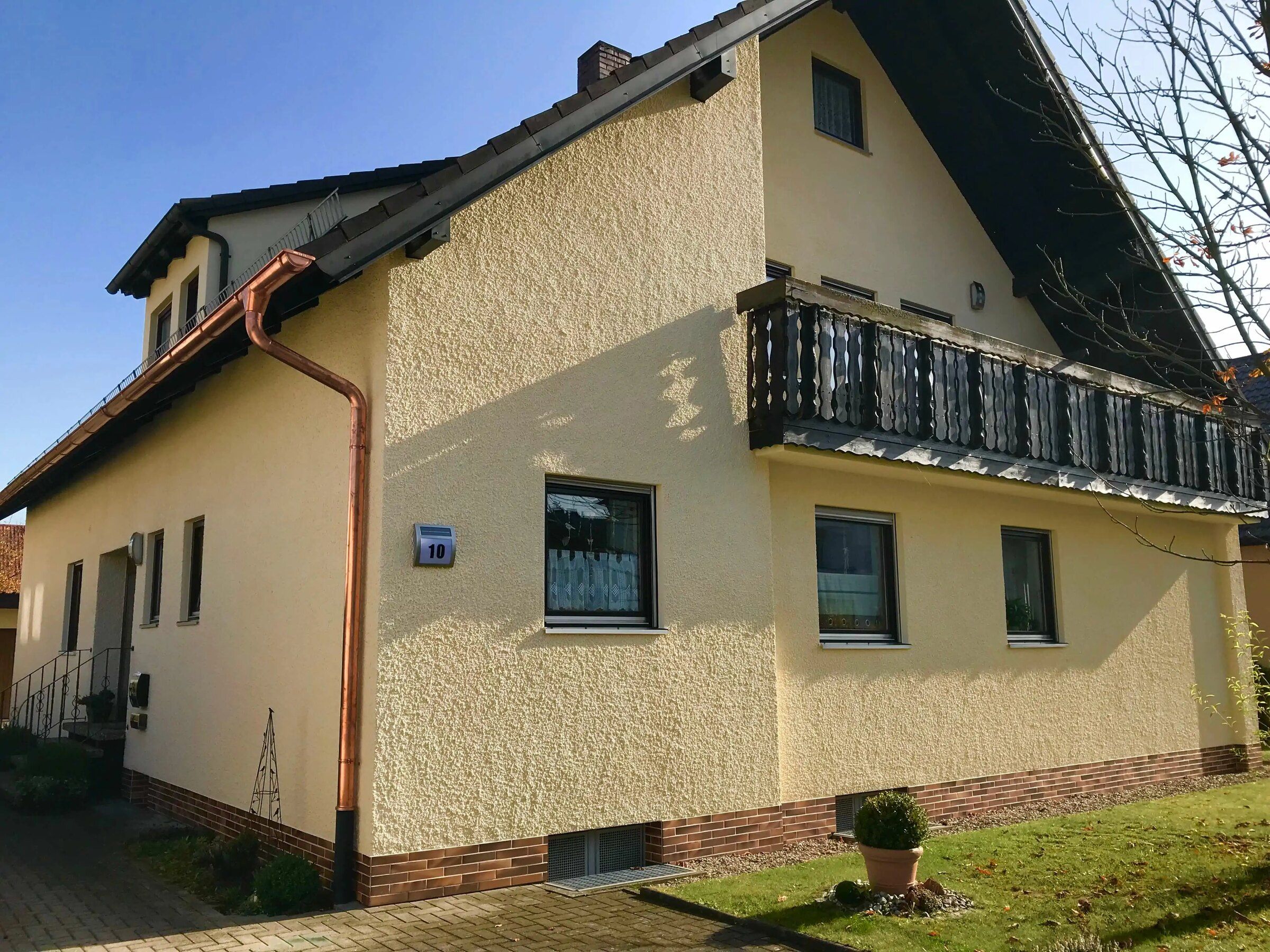 Gelbe Fassade mit Balkon
