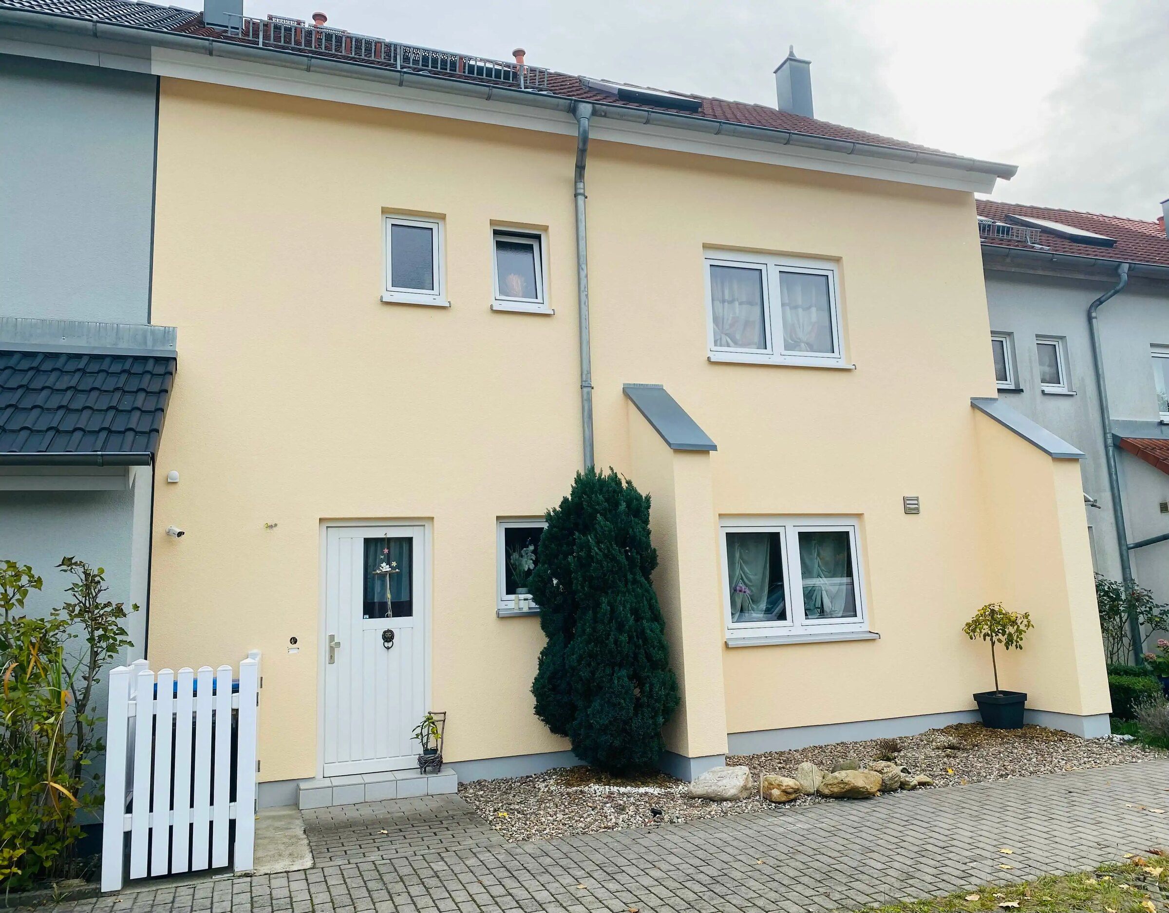 Gelb gestrichenes Reihenhaus