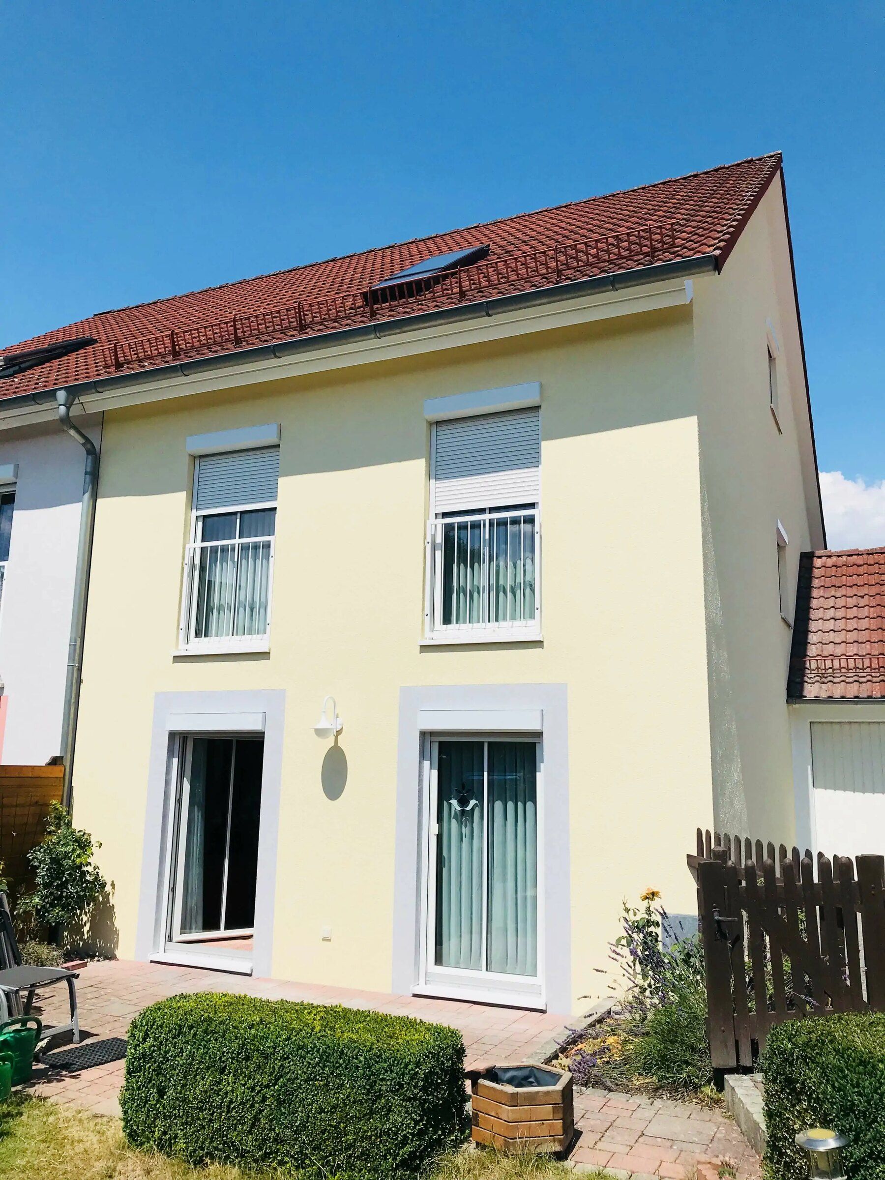 Helle Fassade an einem Reihenhaus