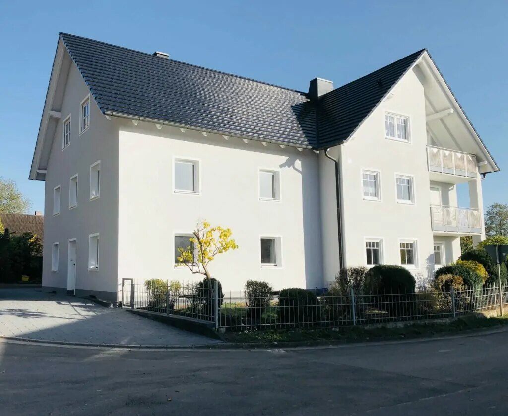 Weiße Fassade an einem Mehrfamilienhaus
