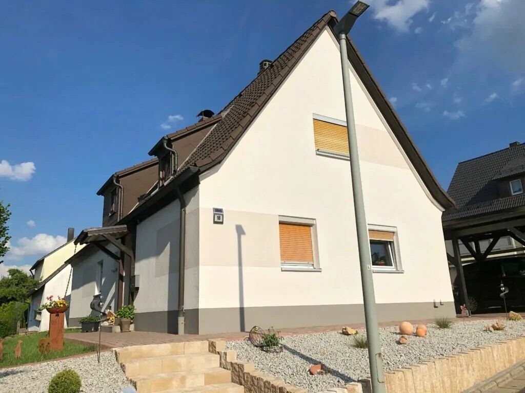 Weiße Fassade an einem Haus mit Satteldach