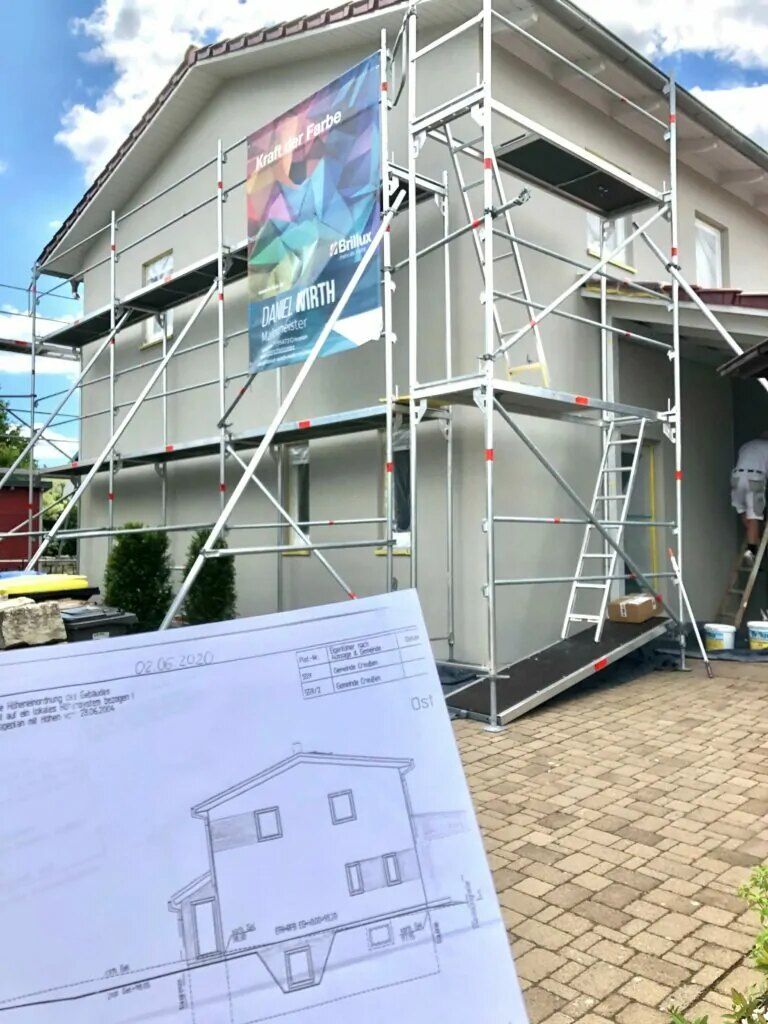 Gerüst über dem Eingang eines Wohnhauses