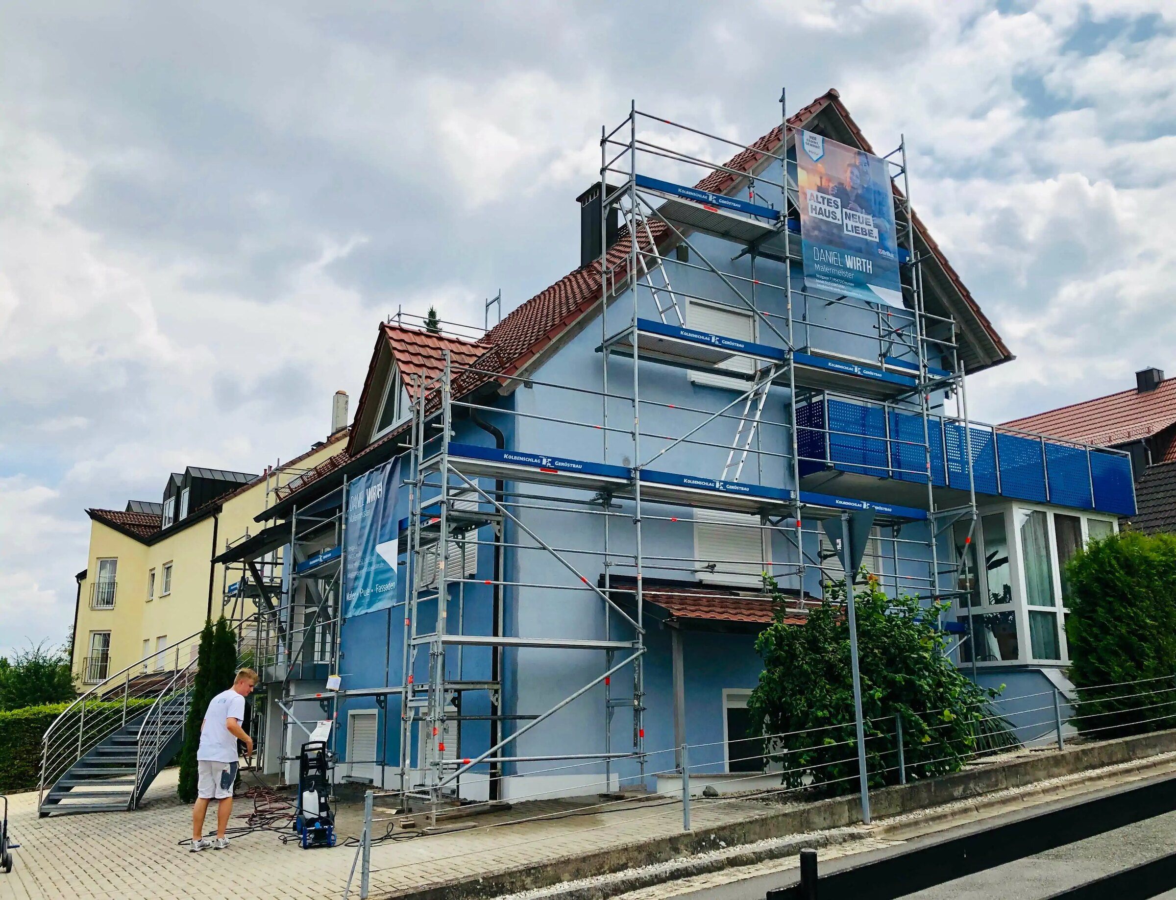 Eingerüstete Fassade während der Arbeiten