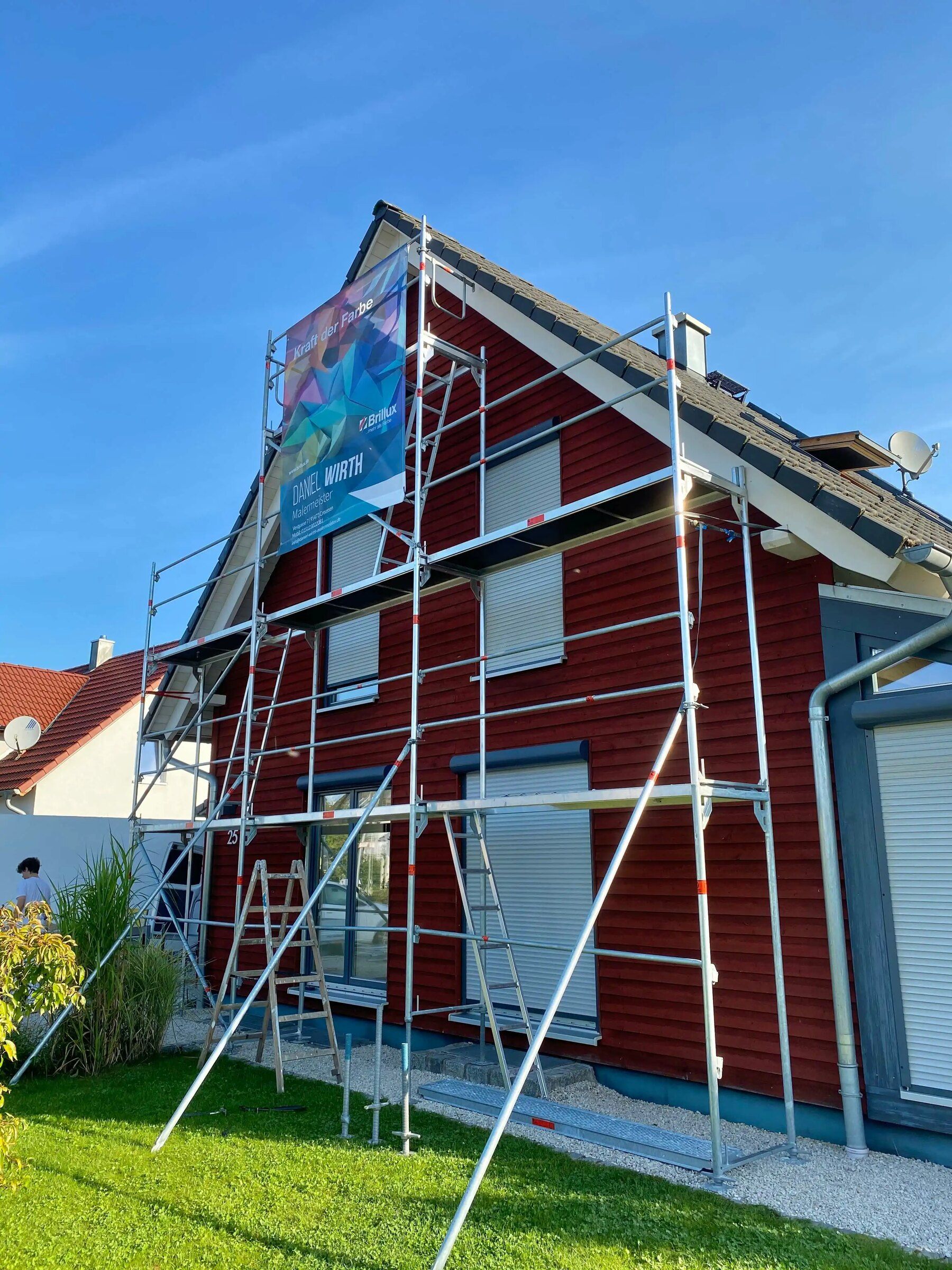 Gerüst an einem Haus mit Holzfassade