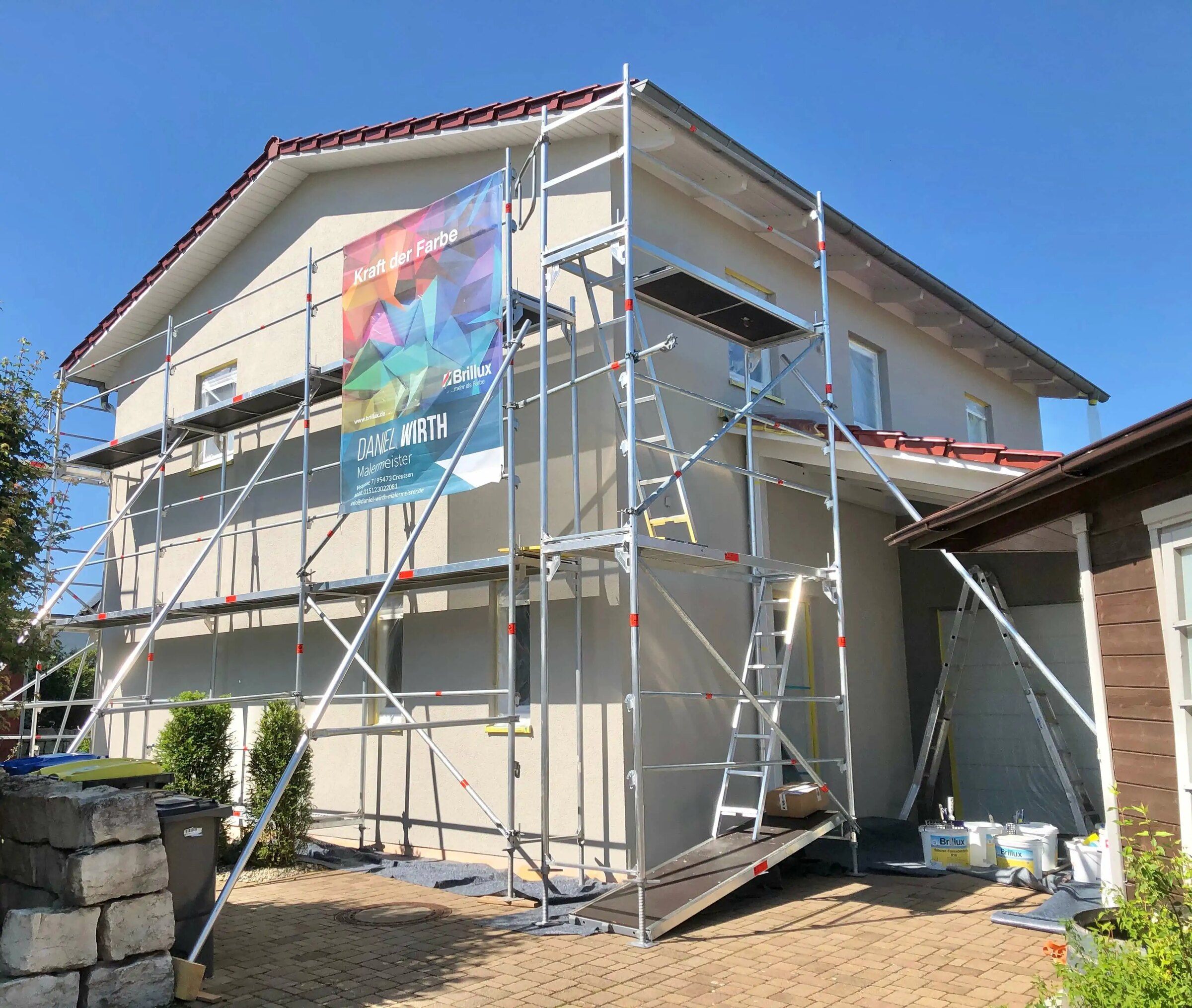 Eigenes Gerüst mit Plane von Daniel Wirth an einem Wohnhaus