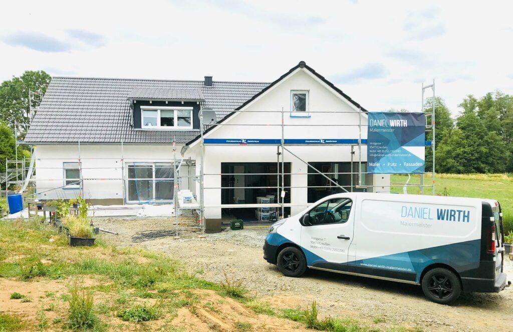 Neubau mit Firmenwagen davor