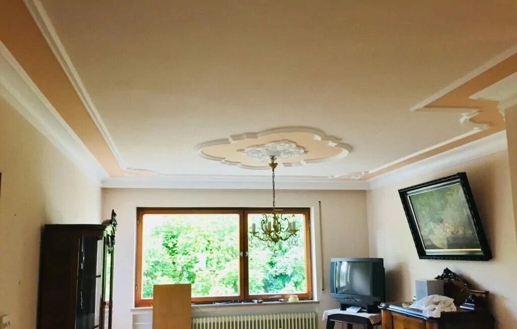 Wohnraum mit Stuckdecke